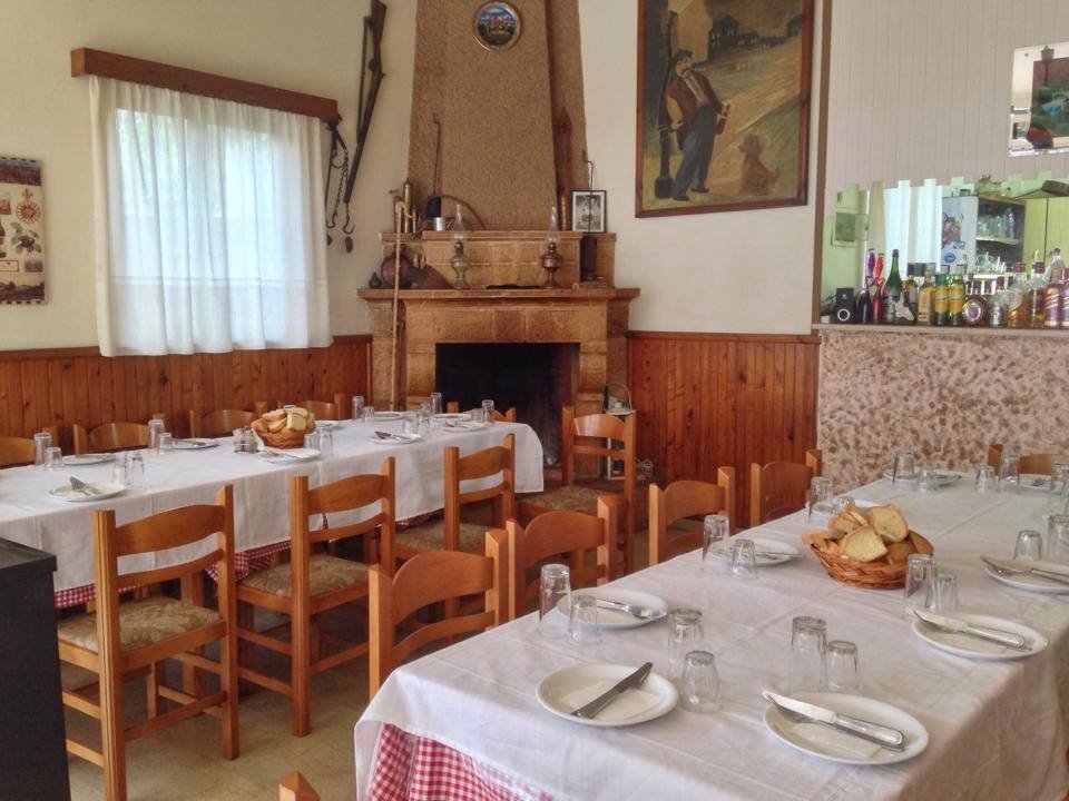 Εσωτερικό ταβέρνας "Η Μυρτιά""